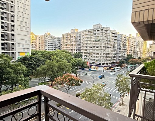 A9家樂福商圈生活宅遠雄未來市4房車 - Image 1