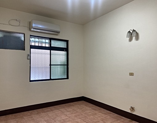 近捷運大面寬公寓1樓,使用坪數近40坪,附近有月租停車場 - Image 4