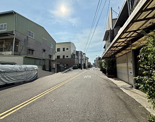 新北區建地郡安路旁