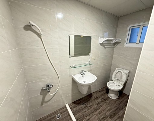 很搶手！鳳山正鬧區五甲、瑞隆商圈陽台獨洗全新完工(整層出租) - Image 5