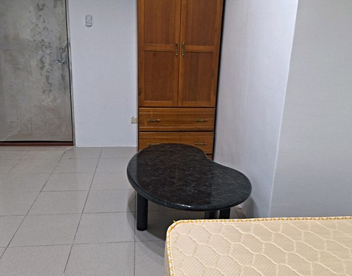 近國賓巨城黃金地段*優質木地板美套房(可補桌椅) - Image 3