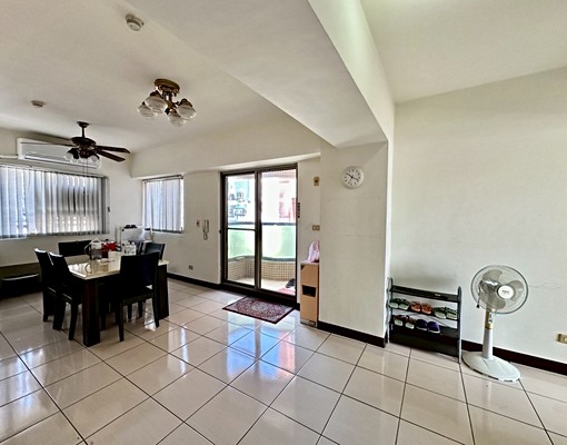 市政府商圈三房次頂樓採光好附車位(都發局後方) - Image 4