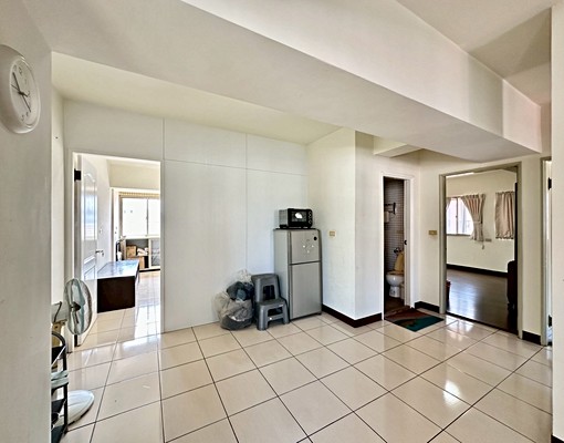 市政府商圈三房次頂樓採光好附車位(都發局後方) - Image 7