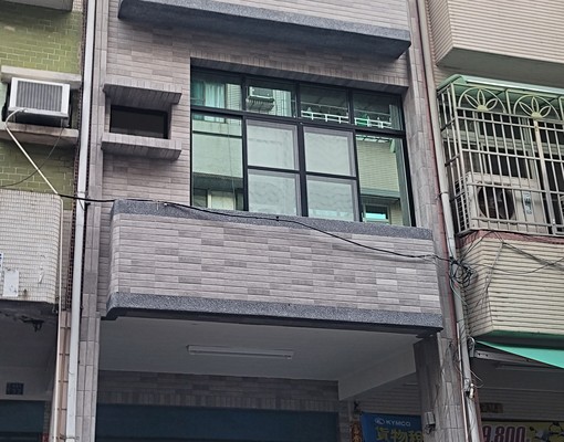 捷運鳳山西站旁,3樓半,剛整修完畢,有地下室 - Image 1