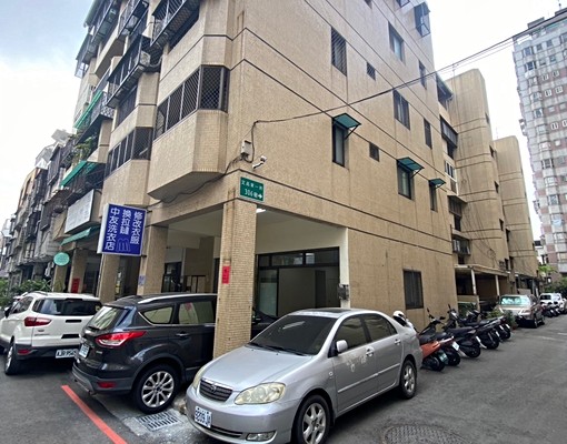 曉明女中附近/巷內角間雙店面1~2樓三房/可餐飲可停三台車 - Image 2