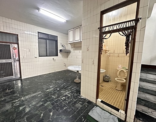 近中華路VS勝利街-住店合一-裸屋-適合員工宿舍 - Image 2