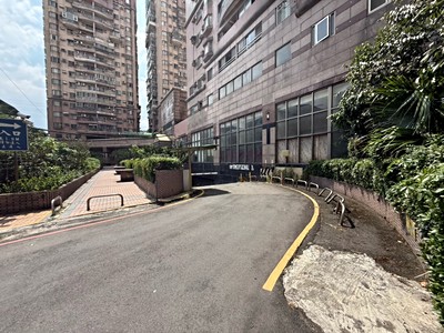 民安西路坡道平面車位