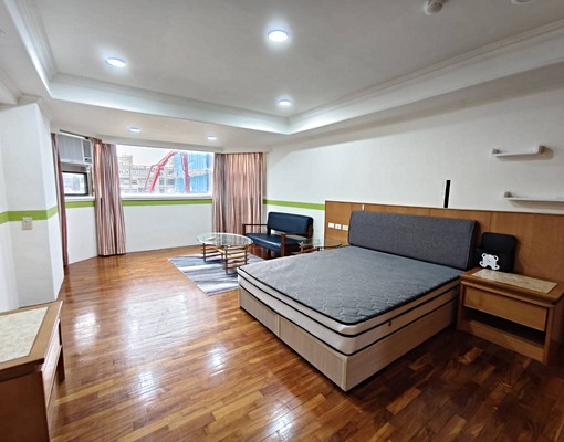 近十八尖山/假日花市/忠孝大润發/電梯大套房 - Image 1