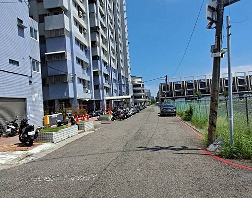 興達國小對面近興達港觀光漁市場 - Image 4