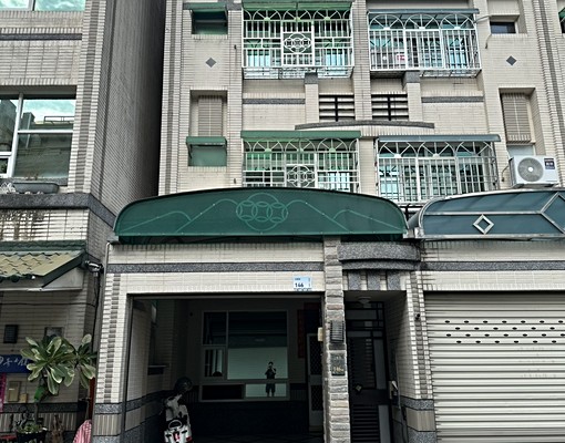 富山租屋🍀公勤街整棟車庫透天出租，地點佳，6米臨路 - Image 1