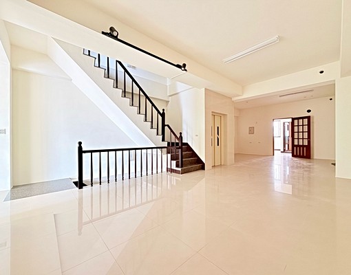 🔥獨家❇️樹孝商圈❇️臨路破百坪電梯店面別墅🏠 - Image 3