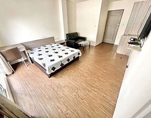 大空間套房✨漢口路美食商圈✨獨洗陽台✨衛浴開窗✨有機車位 - Image 2