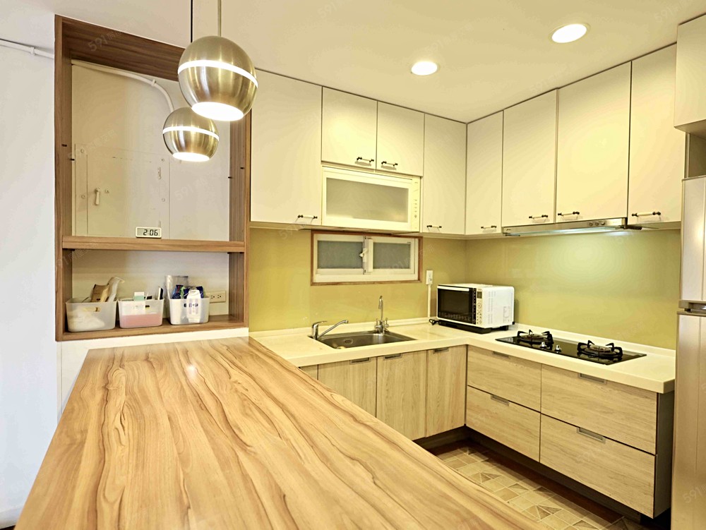 寬敞廚房,廚具、餐具齊全。