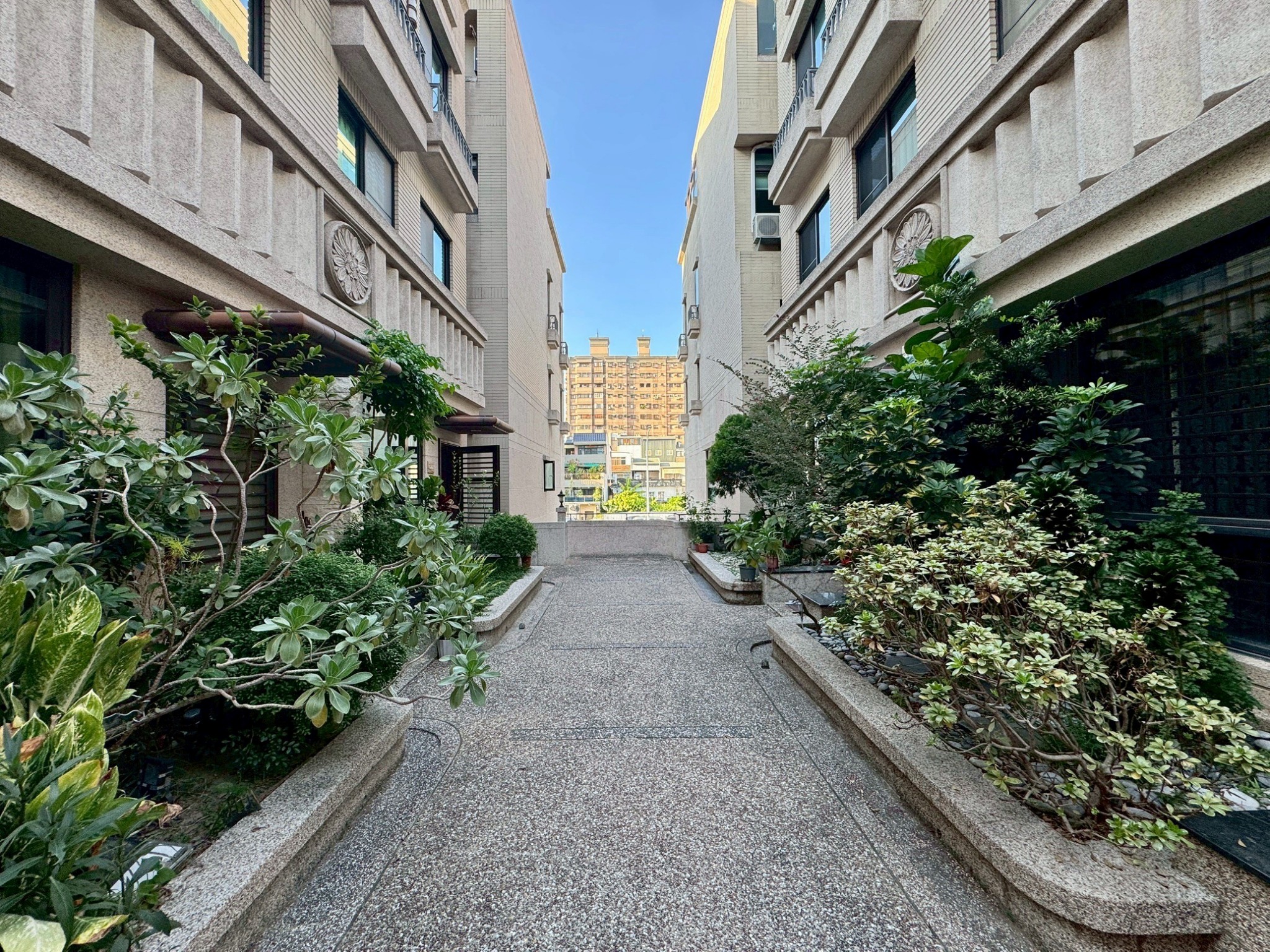 隨時可看！震後！屋況好公園旁稀有別墅釋出可停雙車