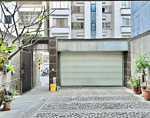 🌿東區｜近崇學國小｜大面寬可停三車｜電梯透天 - Image 1