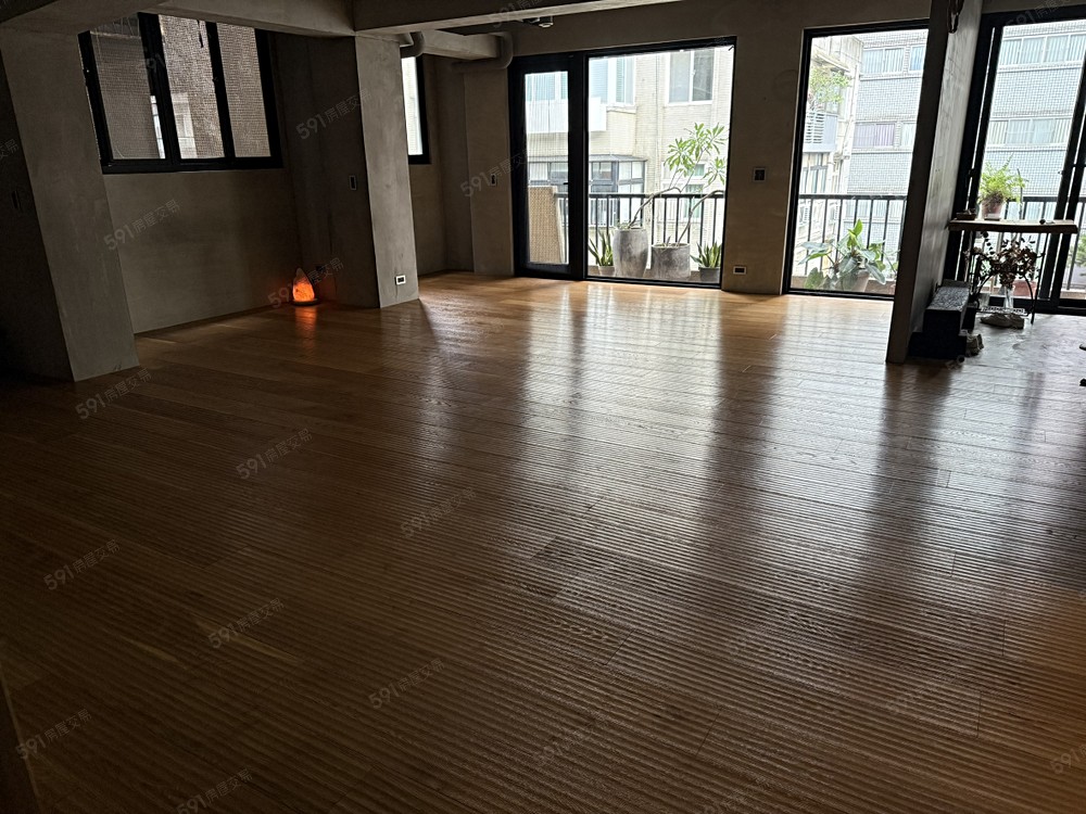 開放式採光大客廳,多元運用自行配置
