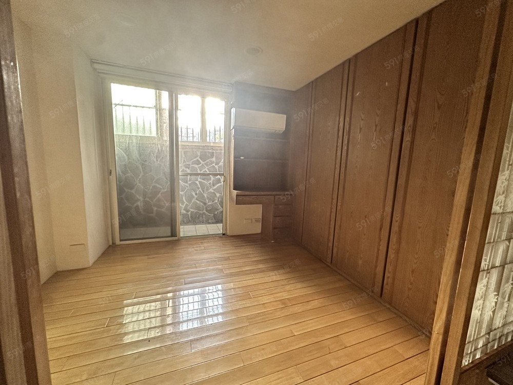 有兩個房間。擁有自己的曬衣服的地區，房間有超大衣櫃