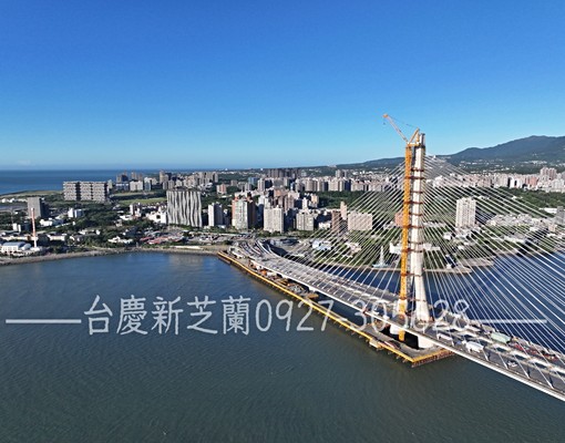 淡江大橋前首排核心地段黃金門面臨路建地