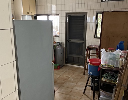 靜巷透天厝出租三層樓+全新防水頂加門口有車庫可停車 - Image 1