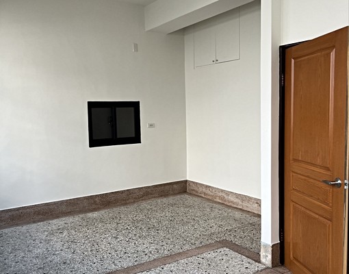 獨棟店面「住商合一」一樓內可停車 - Image 2