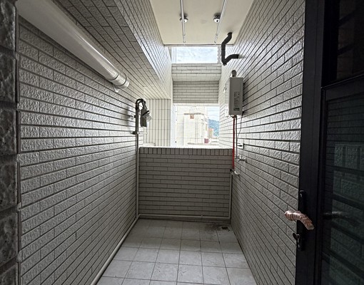 【屋主自租】全新三房二廳二衛。近樹孝路商圈。稀有電動車位。 - Image 6