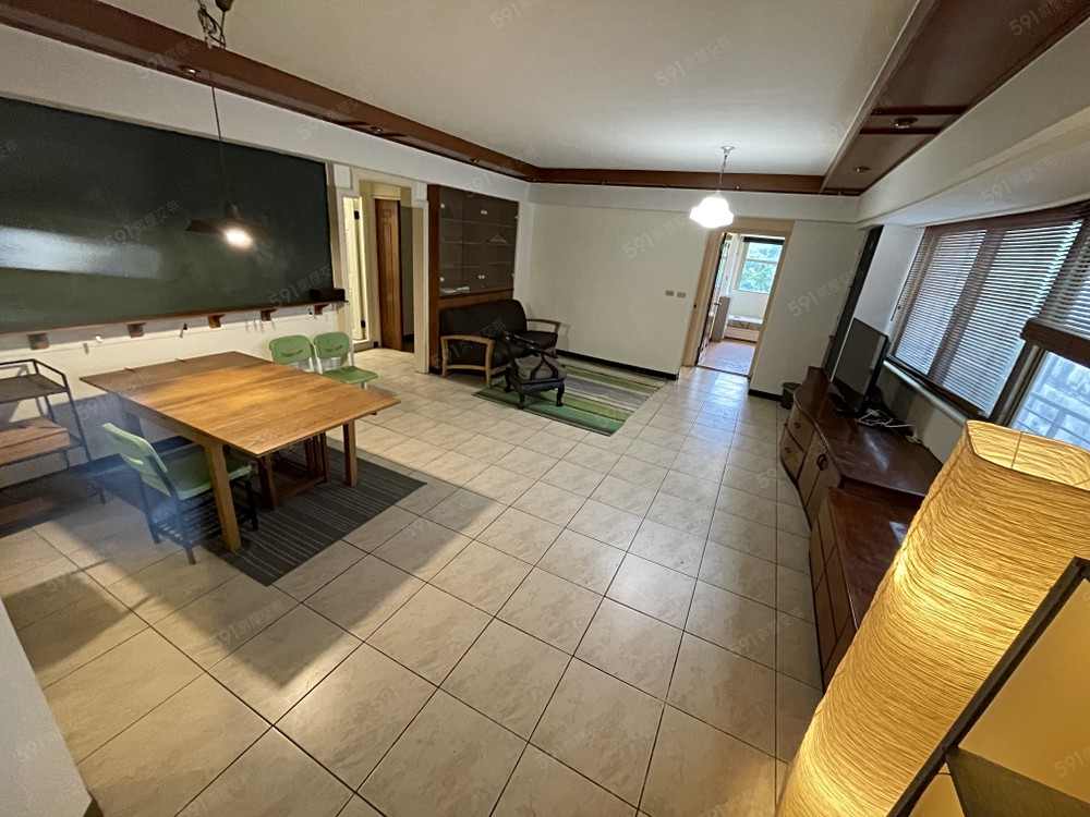 寬敞客餐廳一體,大片玻璃窗