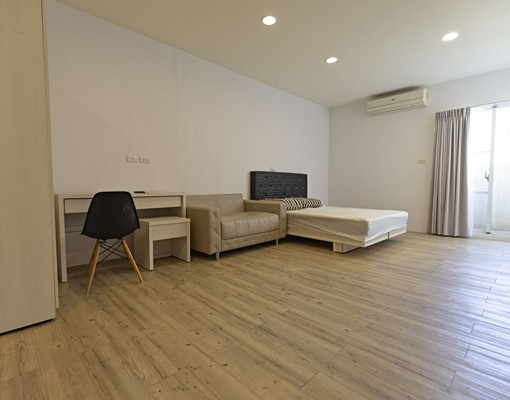 東區優質陽台套房(小廚具+陽台+洗衣機) - Image 1