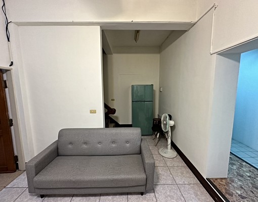 【稀有三房】金山街前段近園區三房二衛一廚房電梯大樓整層出租 - Image 2