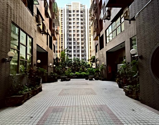 2+1房。靠近捷運、輕軌、巨蛋。明華路上 - Image 9