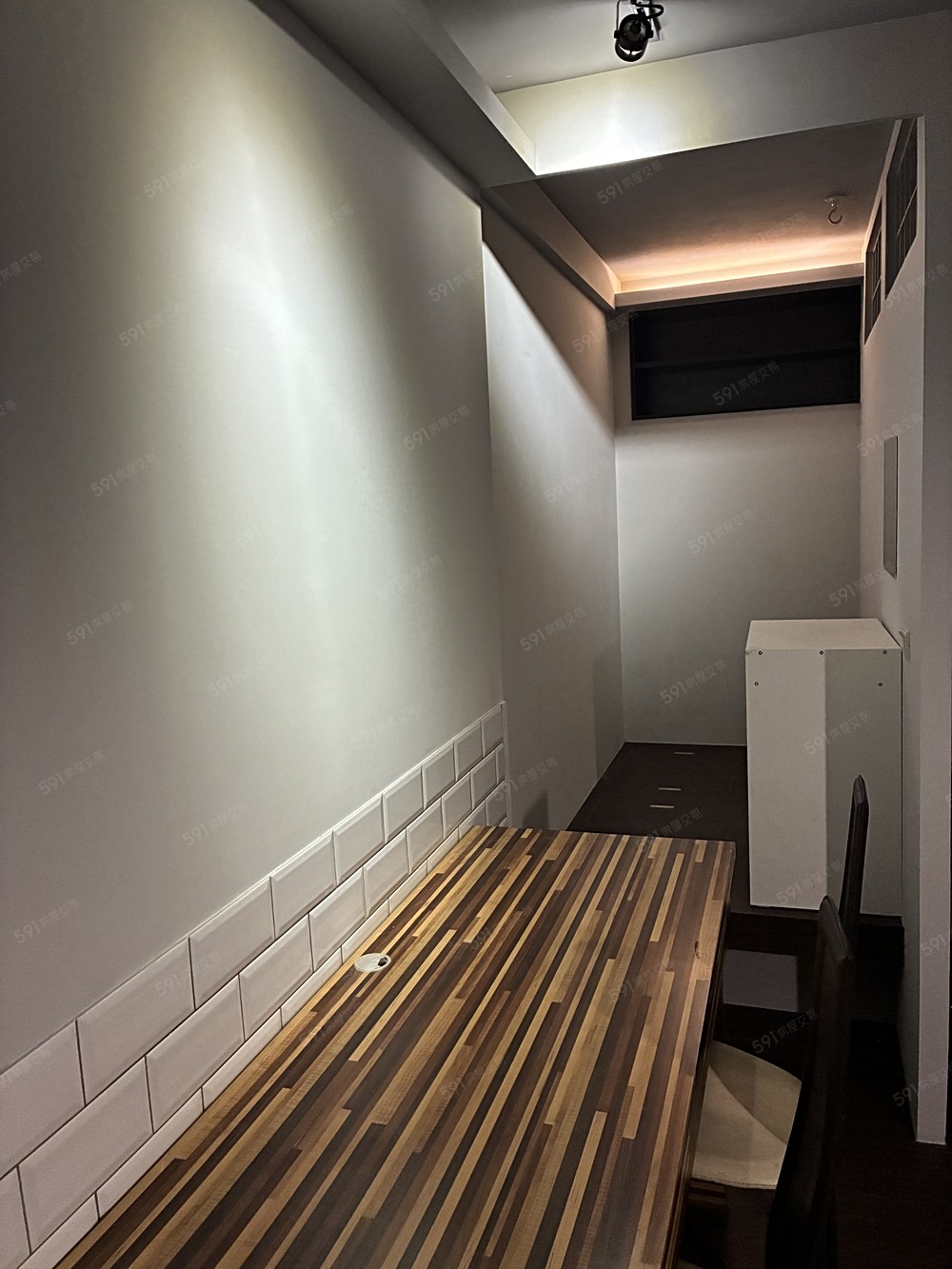 電視牆後儲藏空間