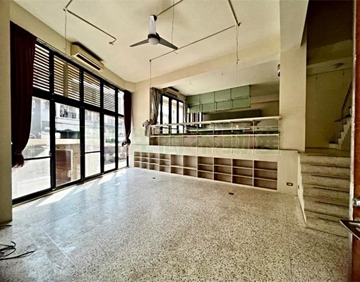 有地下室的豪宅~兩棟共12房~可營登不加價~可戶籍~可寵 - Image 2