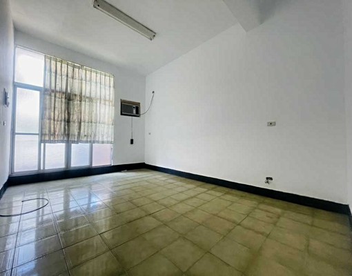 可租補入戶籍近右昌商圈及新台17臨8米街有車庫透天生活機能優 - Image 9