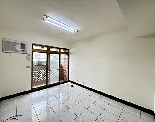 電梯三房＊屋況乾淨＊四維夜市＊光華國小＊鴻金寶＊房間皆有窗 - Image 1