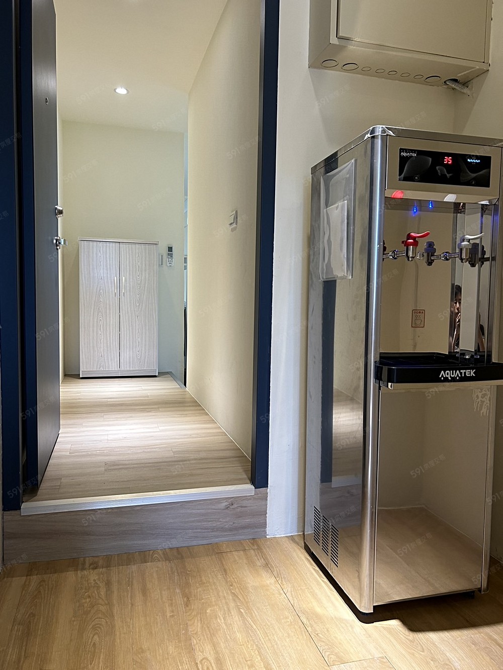 玄關旁逆滲透飲水機