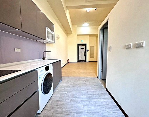 喬陽社宅-東區黃金地段、免仲可寵、百萬夜景挑高大套房 - Image 4