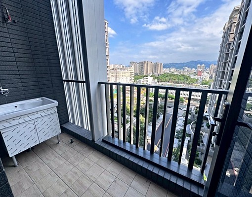 喬陽社宅-東區黃金地段、免仲可寵、百萬夜景挑高大套房 - Image 7