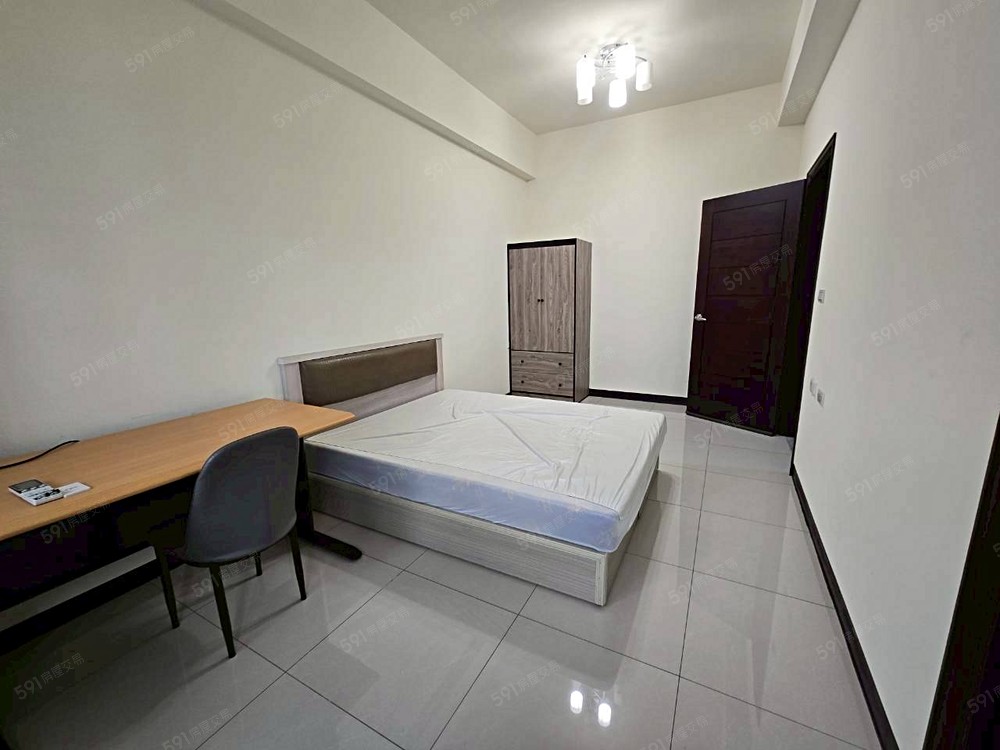 五泰小菁-漂亮採光套房設備齊全馬上入住 - Image 1