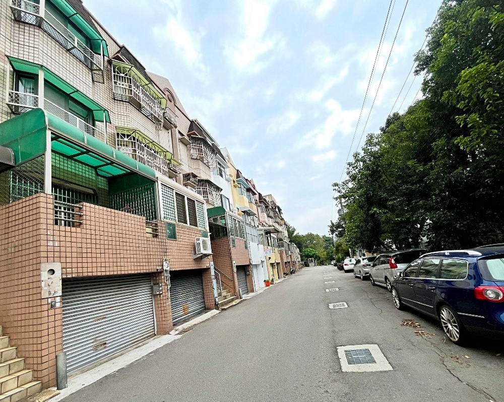 緊鄰台灣大道坐北朝南第一排靜巷