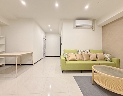 河堤世界/全新裝潢2房/附部分家具電/平面車位另計 - Image 1