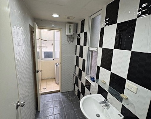 一中街商6坪套房圈獨洗獨曬，兩面採光、全新彈簧床洗衣機衣櫥 - Image 1