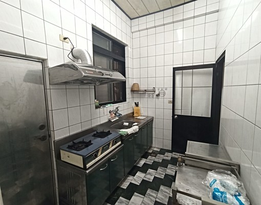 社宅租補💰鄰三重國小捷運站9分鐘🚉免爬樓梯+門口停摩托車 - Image 1