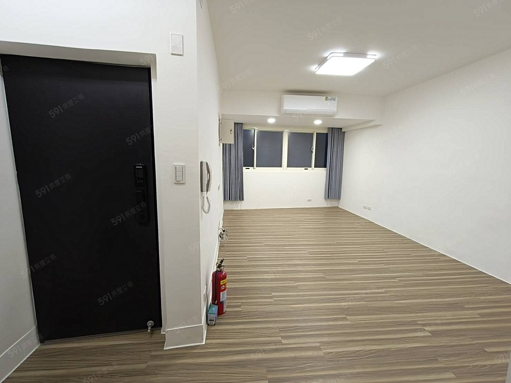 寬敞方正大客廳