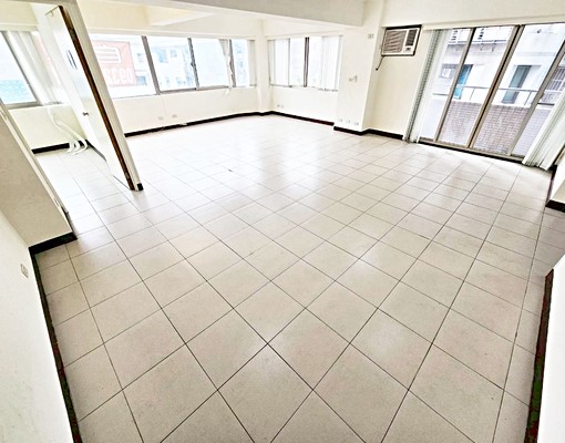 捷運新店◆電梯4房◆採光大空間★陽台 - Image 1