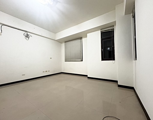 🔥軍榮一街🏡整棟透天住家辦公💰可營登🍰可輕食 - Image 11