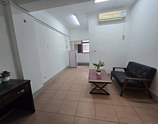 中華國小正對面 - Image 1