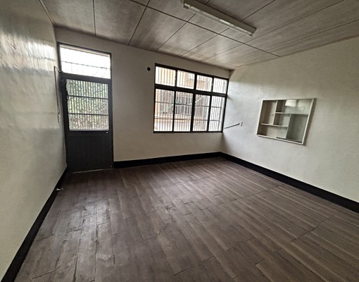 近竹北中正國小1~2樓透天門口停車~全新整理~ - Image 1