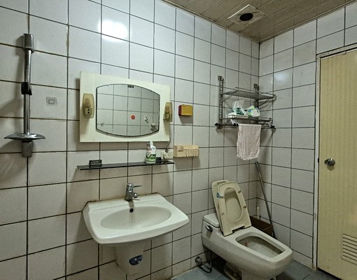 近中科及靜宜大學,沙鹿透天超大間5房前院停車,可租補。 - Image 3