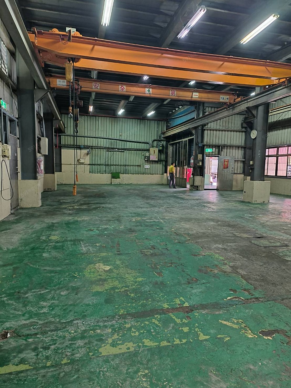 一樓:寬敞廠房內部天車數部