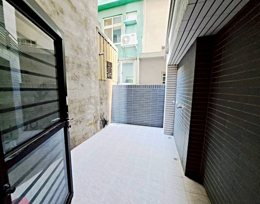 全新首租近金山街有車位可報稅租補可養寵住店合一2房2衛大陽台 - Image 2