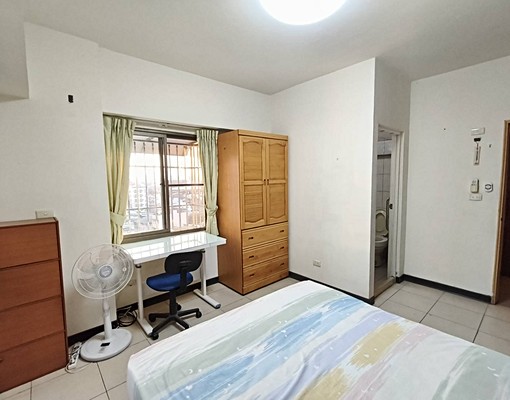 電梯雙𥦬套房、廁所有窗，陽台客廳廚房.有冰箱洗衣機 - Image 6